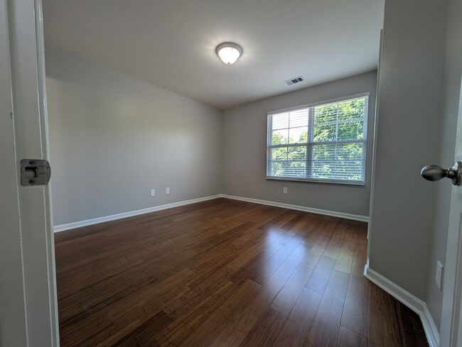 Building Photo - 1438 Riverbrook Dr
