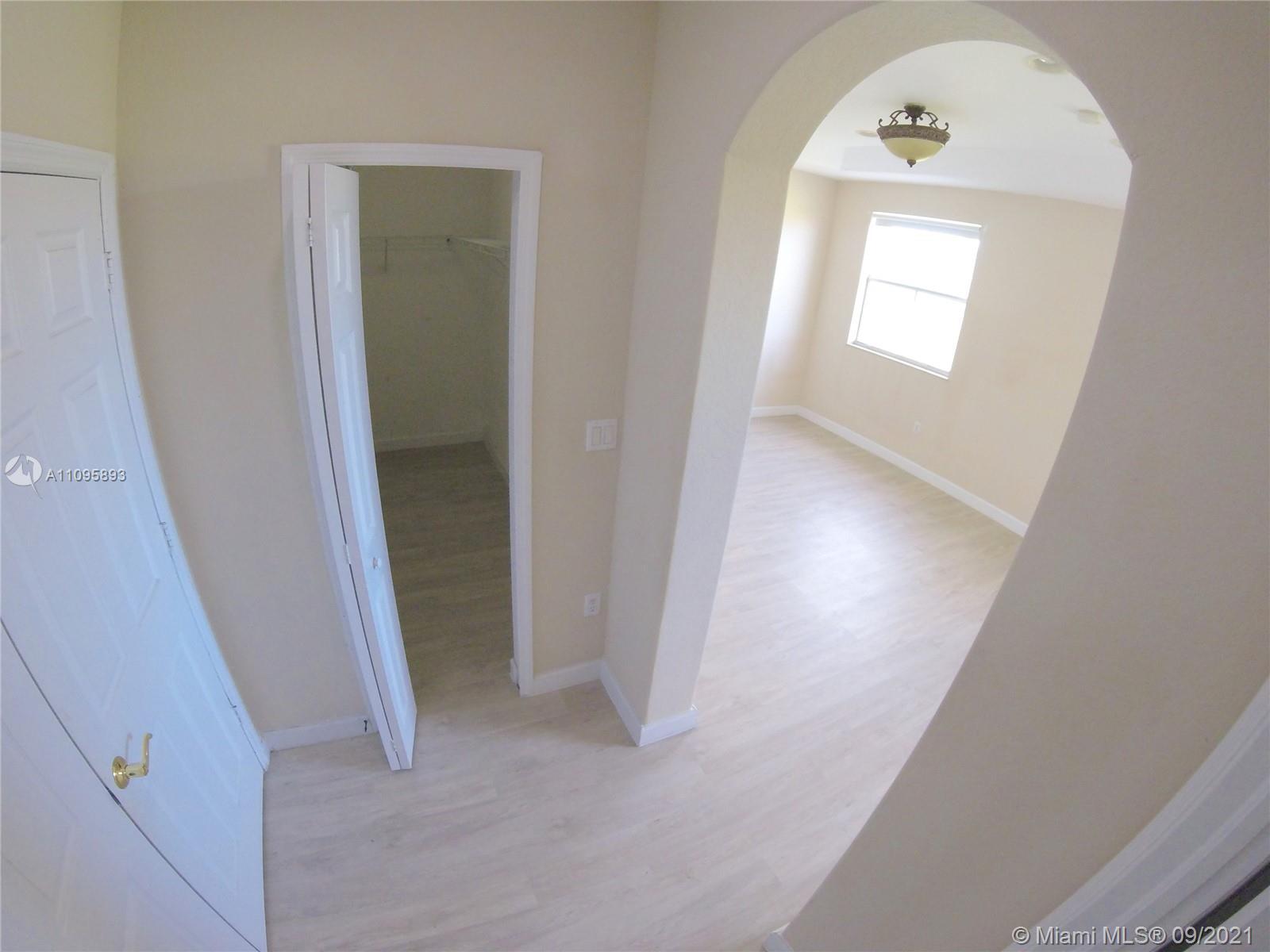 Building Photo - 990 NW 99th Ct