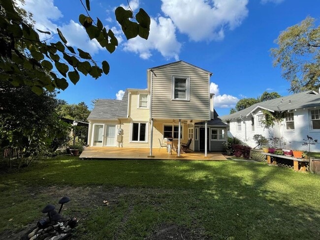 Building Photo - FOR RENT in LAKE BOTTOM! Available June 8th