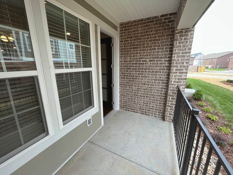 Patio 2 - 4000 Shadow Green Dr