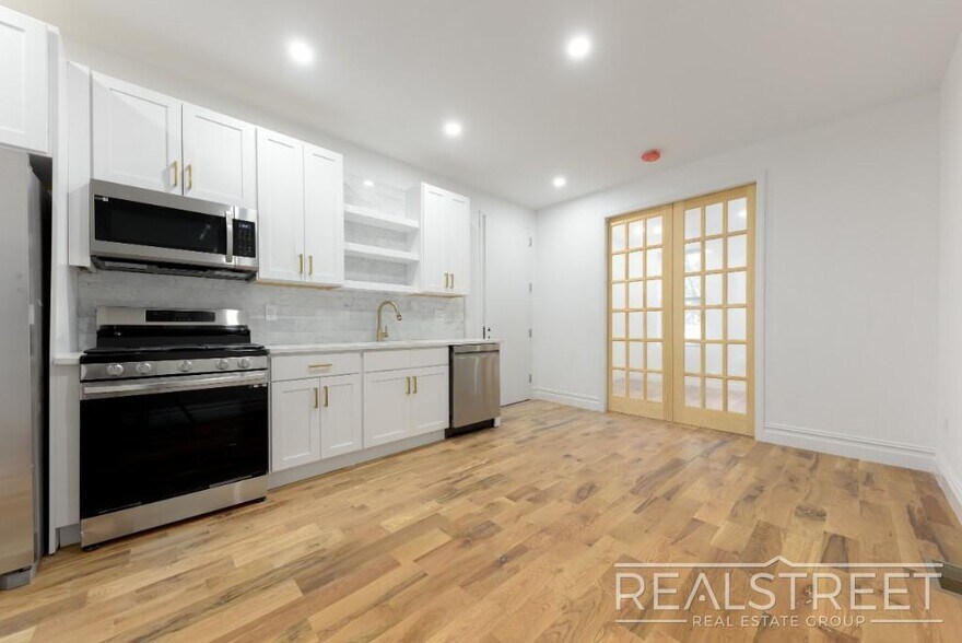 Building Photo - STUNNING 4.5+ BED 3 BATH DUPLEX + YARD IN ...