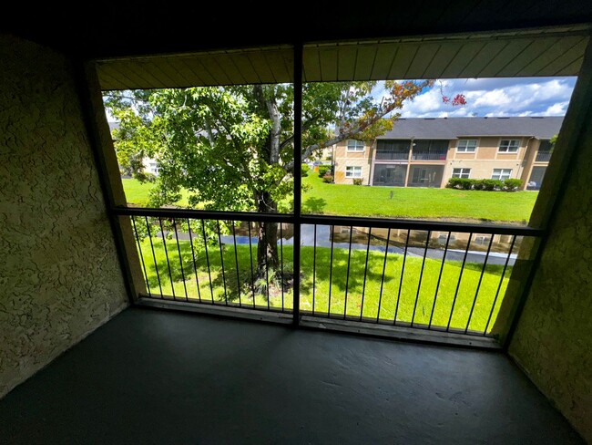 Building Photo - 2 Bedroom 2 Bath Hawthorne Village Condo n...