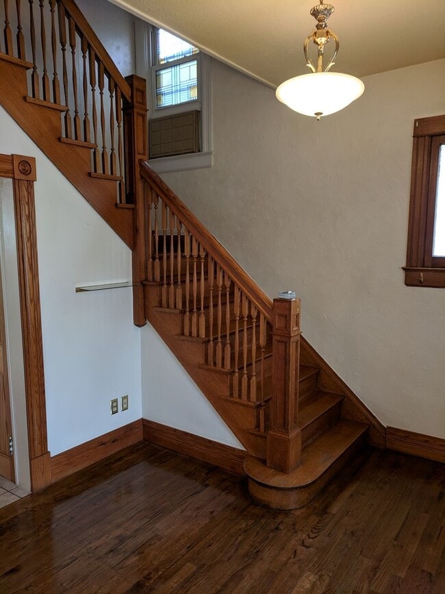 Building Photo - AWESOME 3-BDRM + GARAGE IN DESIRABLE SUNNY...