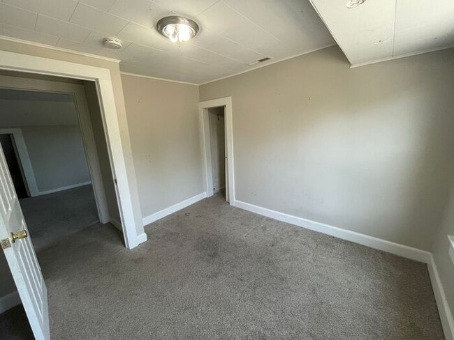 Building Photo - 4 bedroom 2 bath house