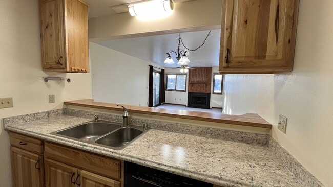 Building Photo - Spacious 2 Bedroom Condo in Eastridge! Carport Parking, Mountain View Balcony!