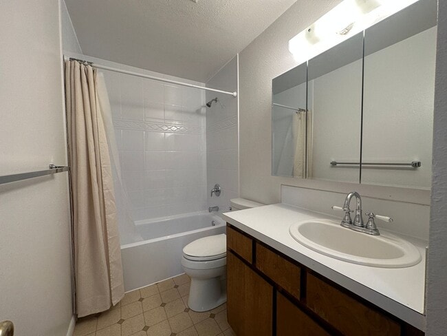 Building Photo - 2bed, 1bath, 800 Sq.ft. apartment - Nampa - Near NNU