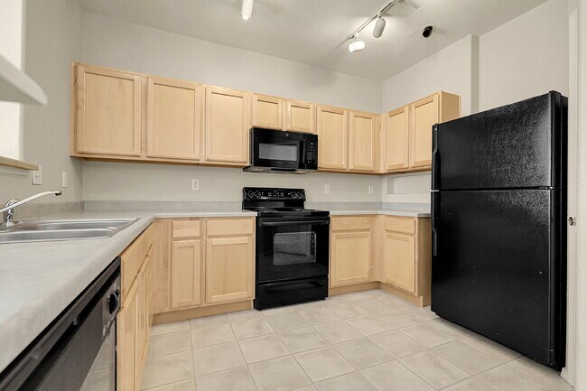 Building Photo - $2,250.00- 2 bed, 2 bath Condo with detach...