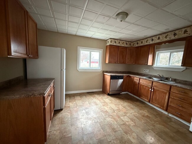 Building Photo - 3 bedroom Home