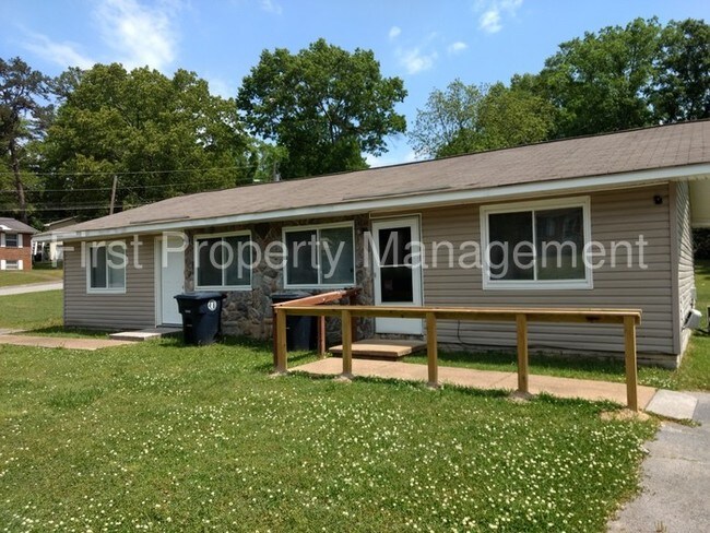 Primary Photo - 2 bedroom 1 bath Duplex East Ridge