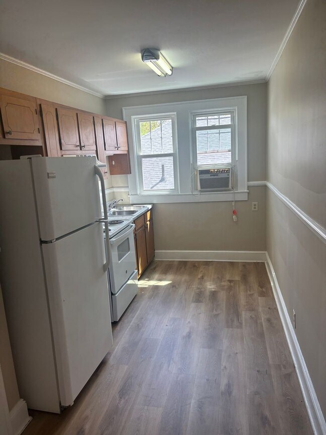 Building Photo - 1 Bedroom 1 Bathroom, Quadruplex, Gas Heat,Window units for AC, Water Included in the rent.