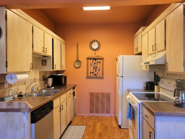 Building Photo - 119 Whispering Pines Way