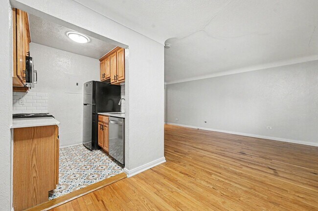 Building Photo - Bright Updated 2-Bed Condo with Vintage Charm Near Wash Park & Cherry Creek