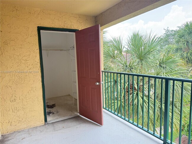 Building Photo - 833 Riverside Dr