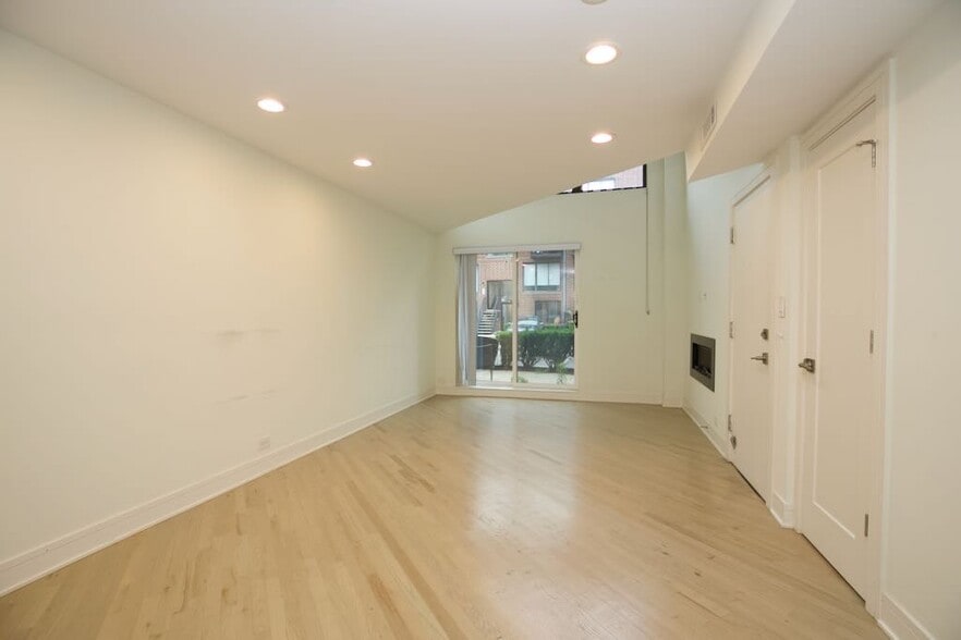 Building Photo - 935 W Grace St