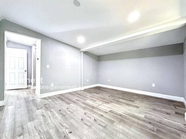 Building Photo - Lovely 3-Bed, 2-Bath Home with Modern Comf...