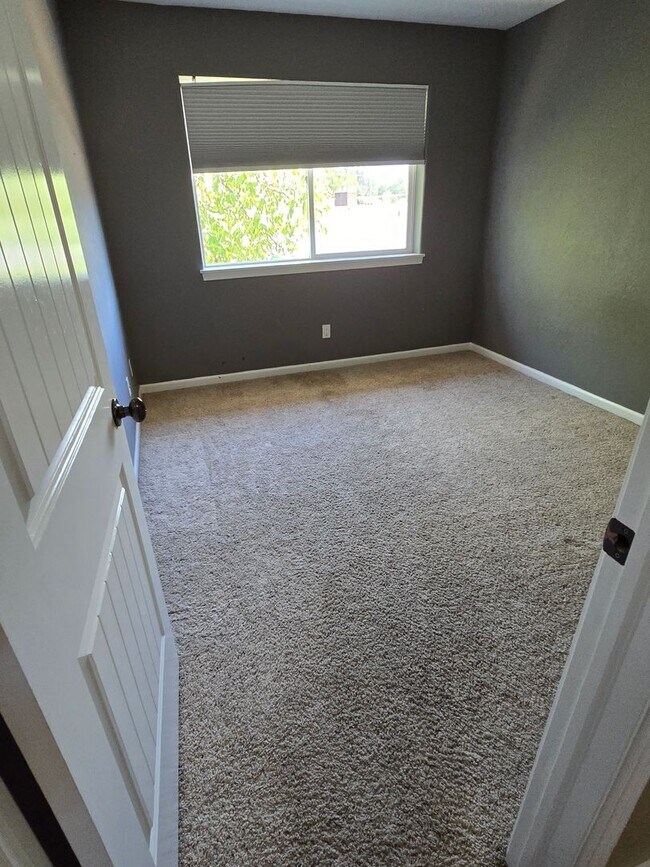 Building Photo - 3 bed 2.5 bath  Home for Rent in Grants Pass