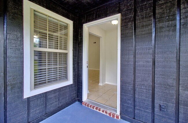 Building Photo - 815 Sagewood Dr