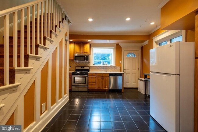 Building Photo - 606 S Delhi St