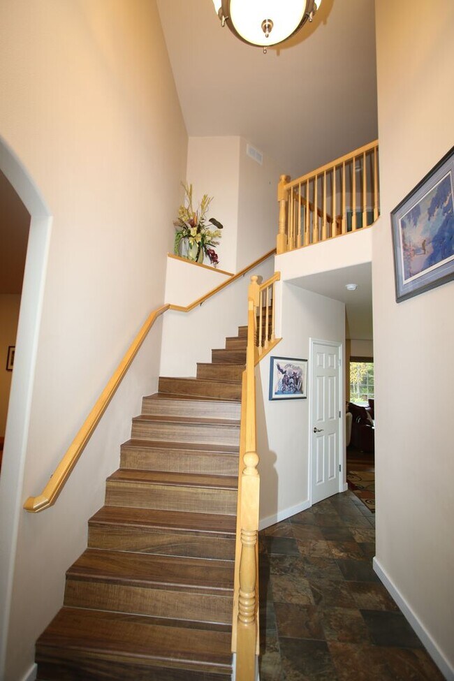 Building Photo - Lovely 4-Bedroom, 2.5-Bathroom Fully Furni...