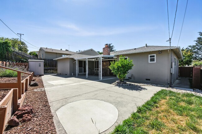 Building Photo - Spacious 2BD/2BA Home with Bonus Huge Room...