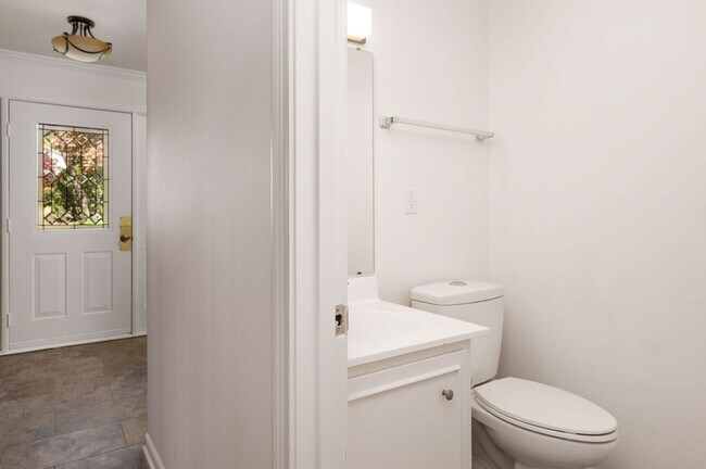 Building Photo - Spacious Canterbury Hills Home
