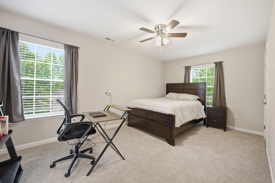 Building Photo - 2948 Lashmit Dr