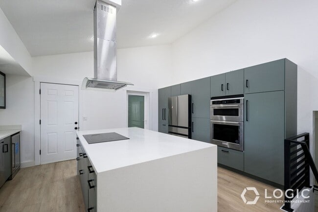 Building Photo - Beautiful Spacious Home with a Fully fence...