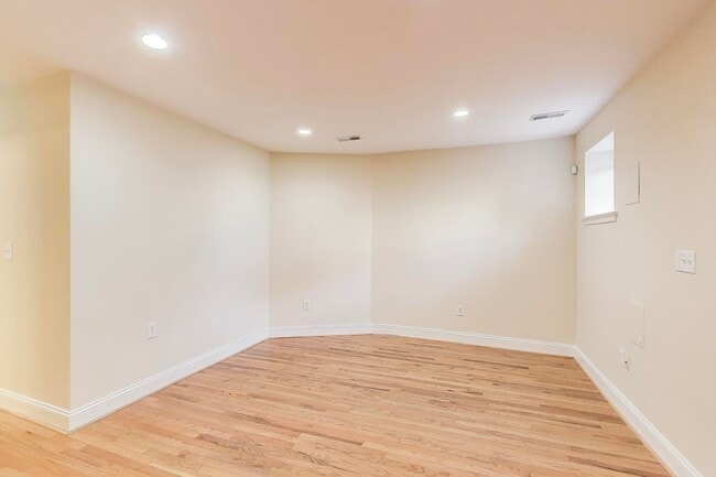 Building Photo - LEASE SPECIAL - $1,995 for a 16-24 month lease. 12 Month lease offered at $2,200 - .Spacious 2 Be...