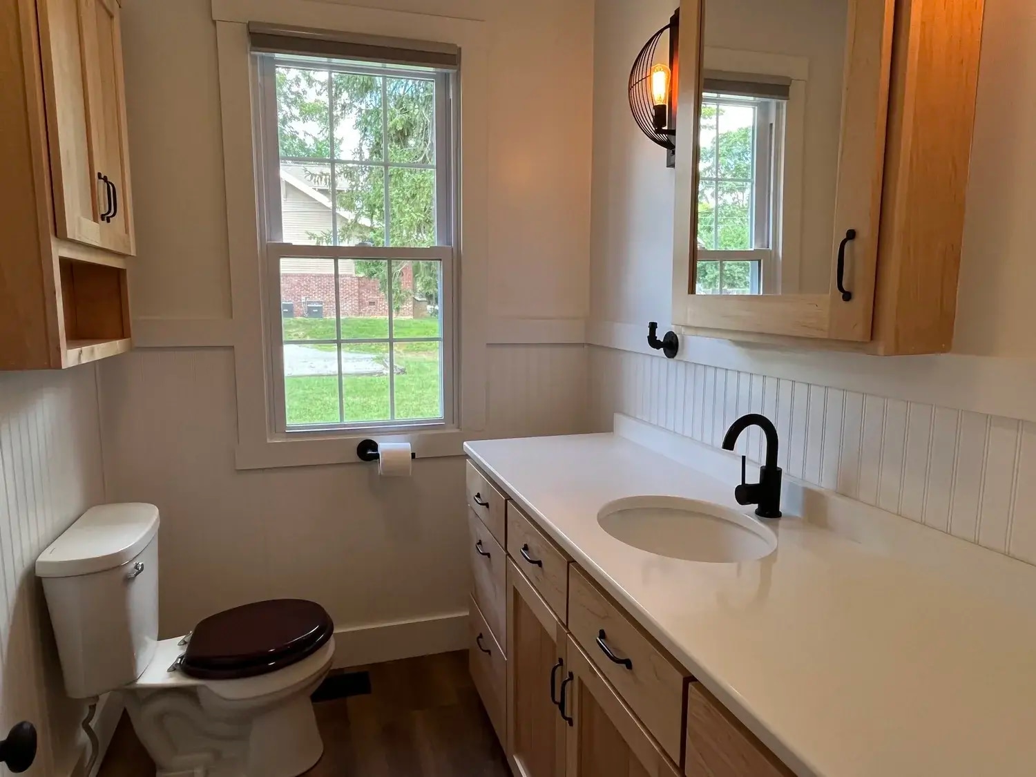 Building Photo - 723 E 10th St