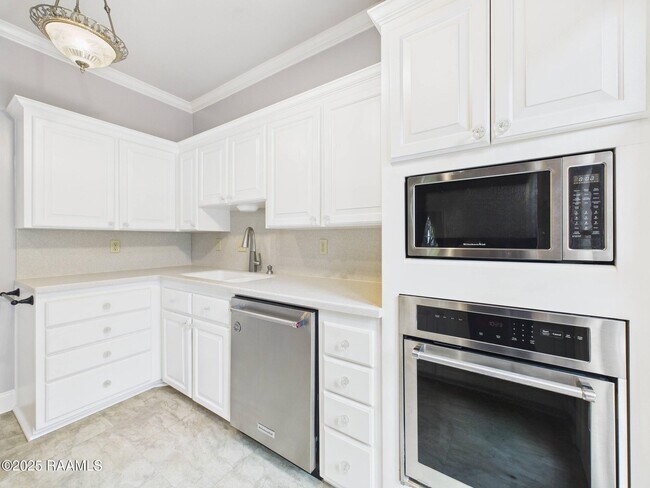 Building Photo - 523 Esplanade Dr