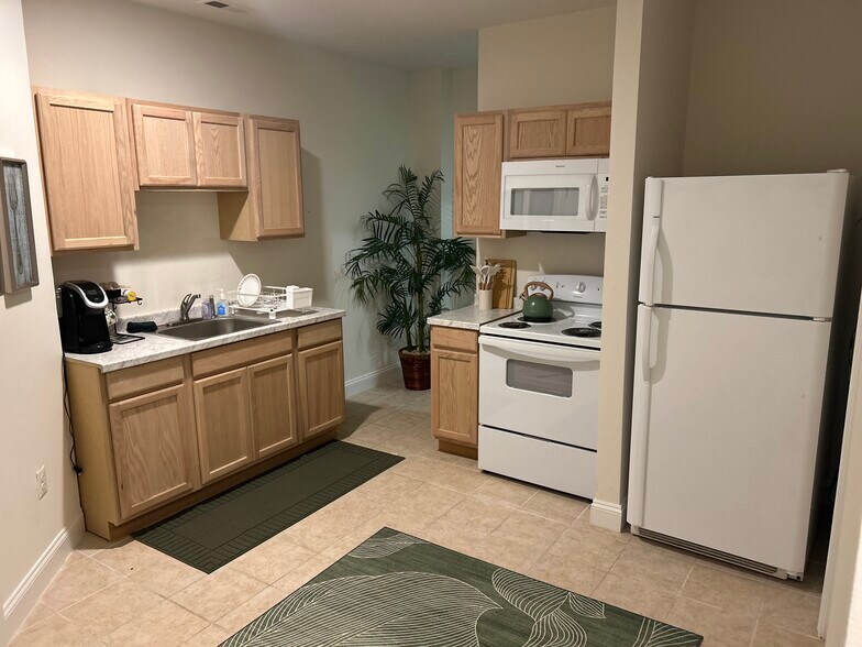 Fully stocked kitchen with all appliances! - 10502 Big Horn Dr