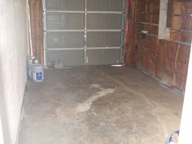 Building Photo - Spacious 4 bedroom 2 bath house with large backyard!