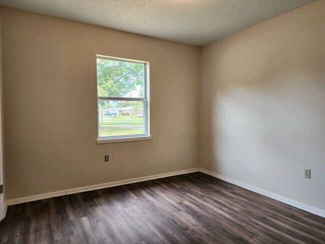 Building Photo - Garage and Fenced Back Yard in Foley!