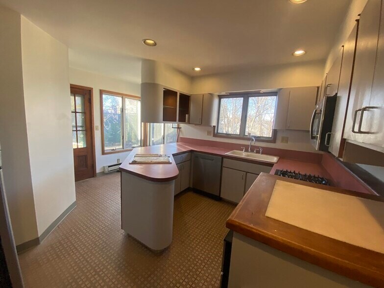Building Photo - 96 Alban St