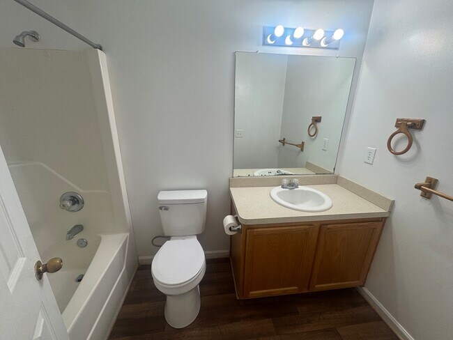 Building Photo - Cozy Private Living in Suffolk