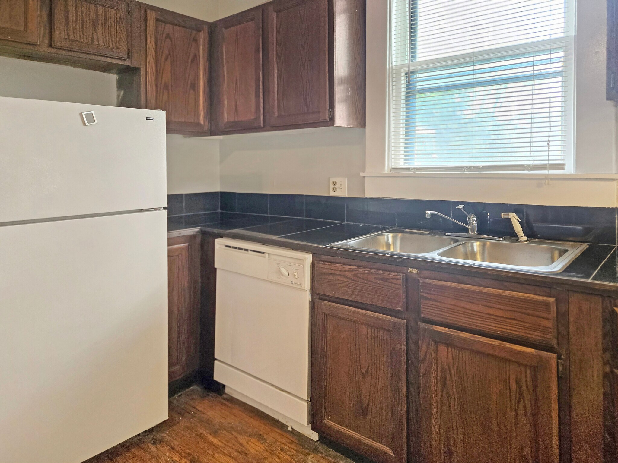 Building Photo - 1534 N Parkway