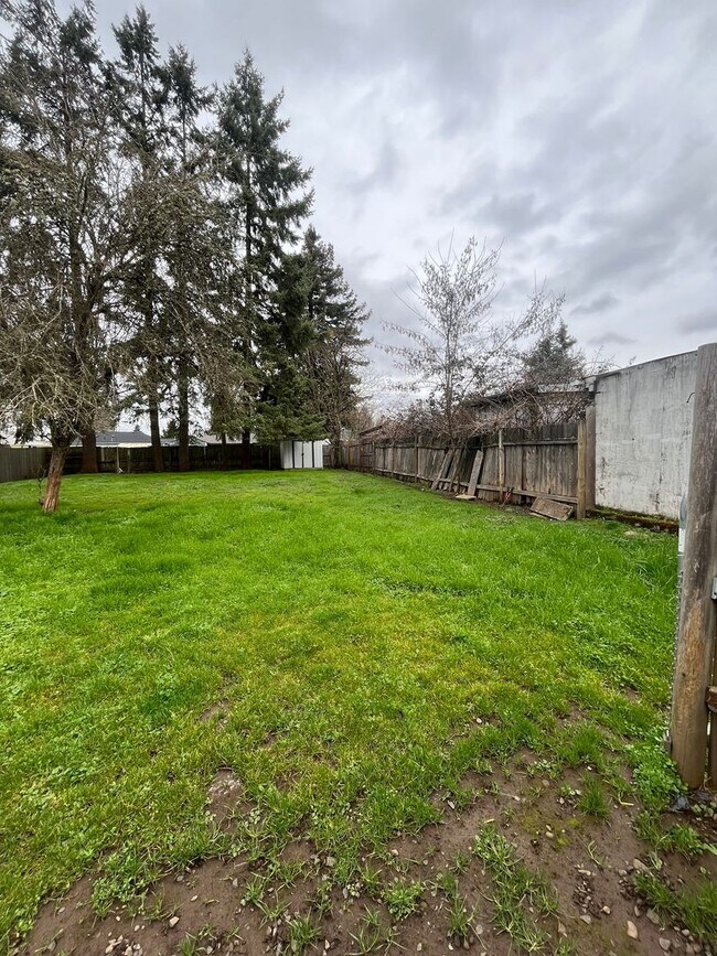 Building Photo - 2-Bedroom 1-Bathroom home close in Springfield