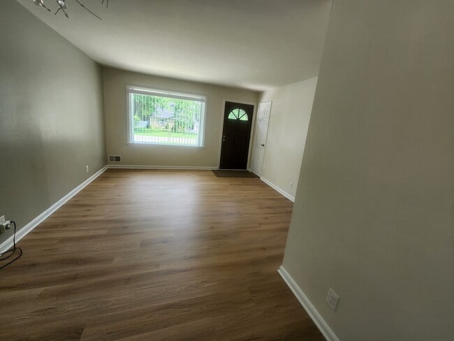 Building Photo - Beautiful and spacious 3 bedroom 1 bath ho...