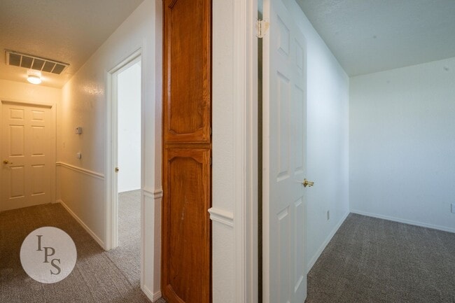 Building Photo - North West Fresno Home, 3BR/2BA, 1878sf, NEW CARPET - Lots of Amenities!