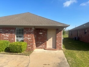 Building Photo - 3 Bed 2 Bath Duplex