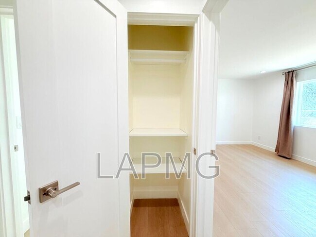 Building Photo - 10839 Fellows Ave