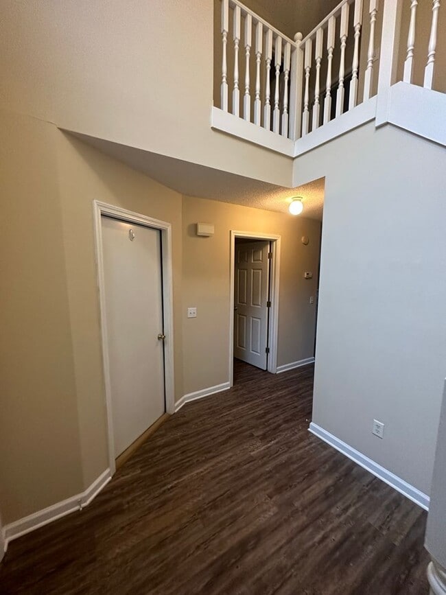 Building Photo - Dunwoody Subdivision - End Unit!  EXTRA PARKING!