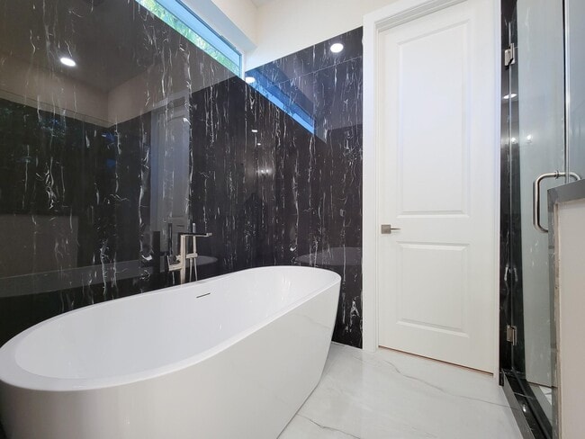 Building Photo - 5613 Leonard St