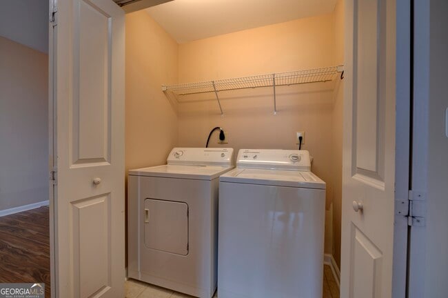 Building Photo - 3040 Peachtree Rd NW