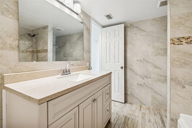 Building Photo - 2302 S Manhattan Ave