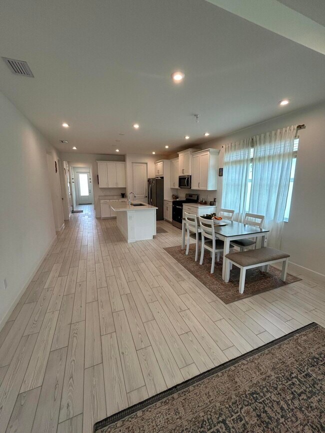 Building Photo - 12808 SW Eleanor Dr