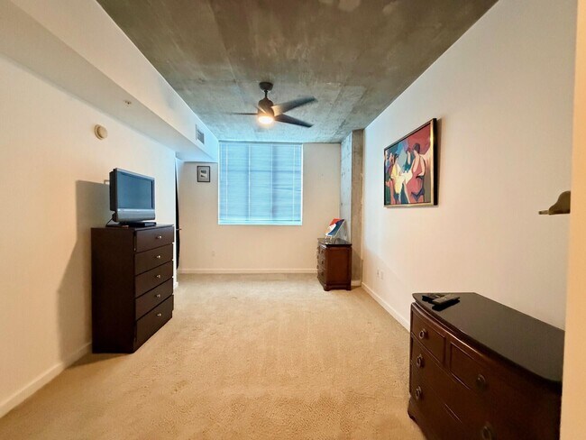 Building Photo - 300 S Australian Ave