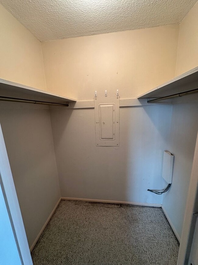 Building Photo - Spacious 1Bedroom unit in Center City.