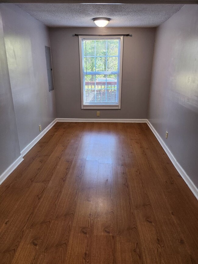 Building Photo - Location, Location, Location!! $1350 a month, available now for year-long lease