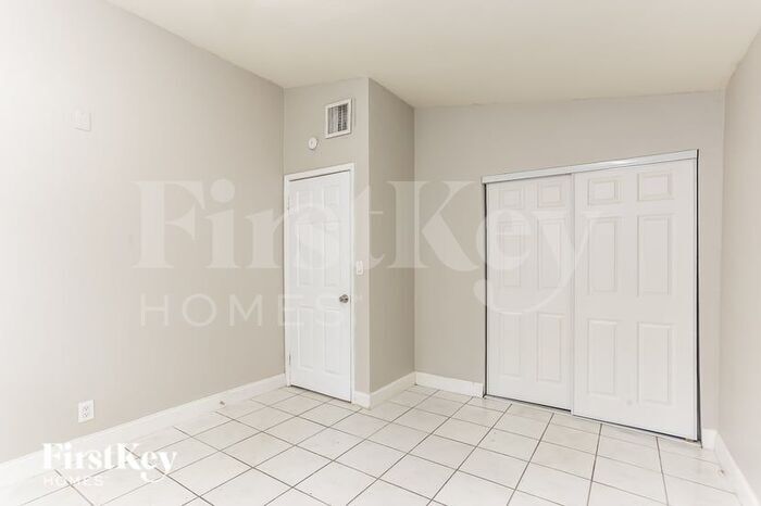 Building Photo - 1290 SW 28th Ave
